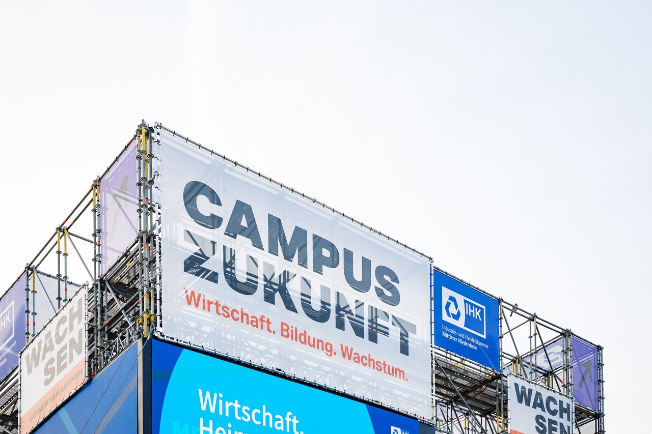 Das markante ‘Campus Zukunft’-Banner mit dem Claim ‘Wirtschaft. Bildung. Wachstum.’ – sichtbar aus großer Entfernung