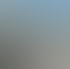 Drei Frauen in Dirndl und Trachtenkleidung, zwei schauen durch ein Fernglas, eine hält ein Gewehr.
