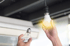 Austausch einer LED-Lampe für effiziente Innenbeleuchtung