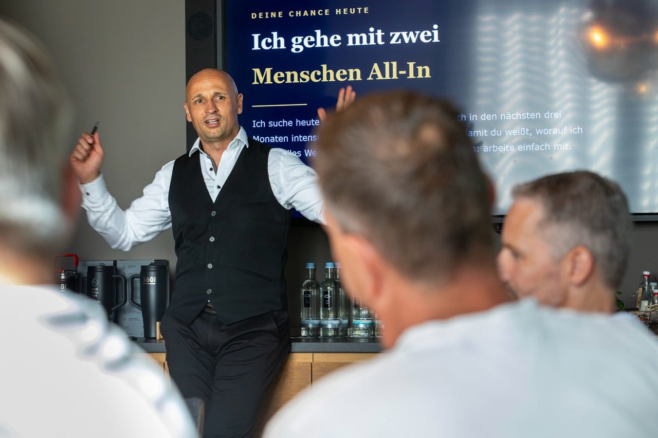 Martin Hermann erklärt eine Übung vor der Gruppe