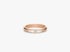 Ein schmaler Ring aus Roségold mit mehreren rund eingefassten Diamanten vor weißem Hintergrund.