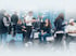 Menschen an einem Messestand für den EMP CHAIR PRO führen Beratungsgespräche und testen die Behandlungsstühle.