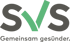 SVS Logo in Grau mit grünem Haken als V und dem Slogan Gemeinsam gesünder auf schwarzem Hintergrund.