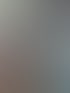 Stapel von Fußmatten in einem Geschäft, oben eine graue Matte mit der Aufschrift „WELCOME“.