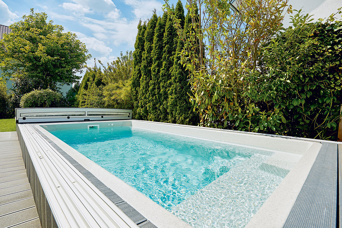 Skimmerbecken mit Novacomet-Poolüberdachung und Treppeneinstieg, Schwimmbadbau Düsseldorf
