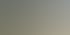 Drei industrielle Klimaanlagen und Kältemaschinen stehen auf einem Kiesfundament vor einer Fabrikhalle.