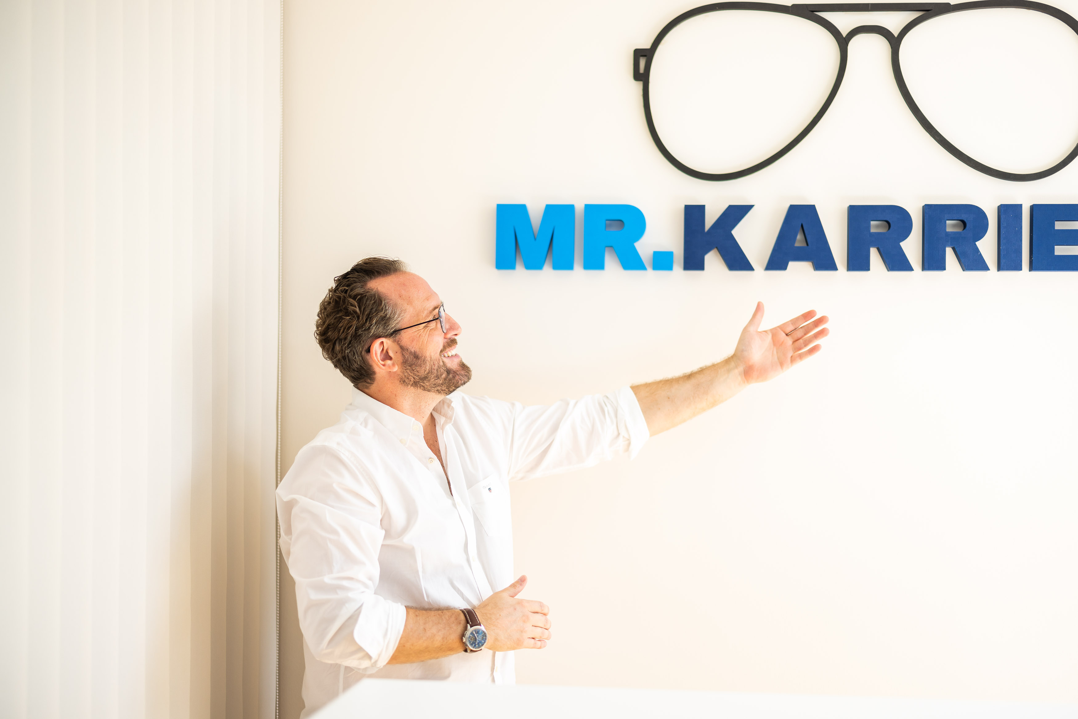 Der Mr.Karriere-Schriftzug an der Bürowand