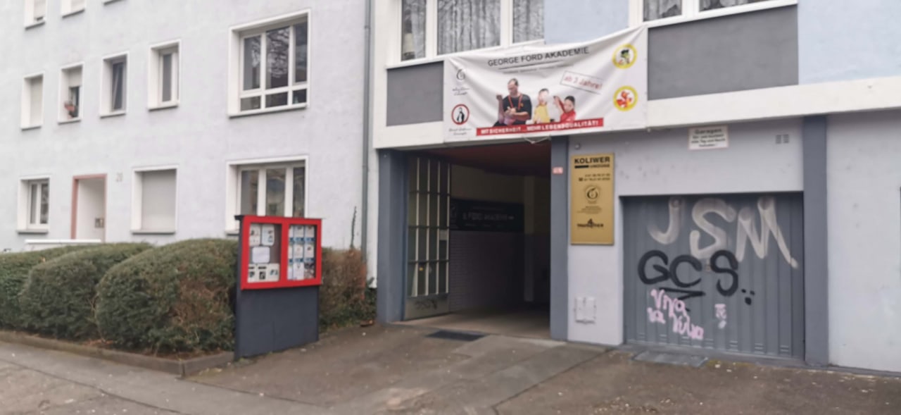 George Ford Akademie Eingang