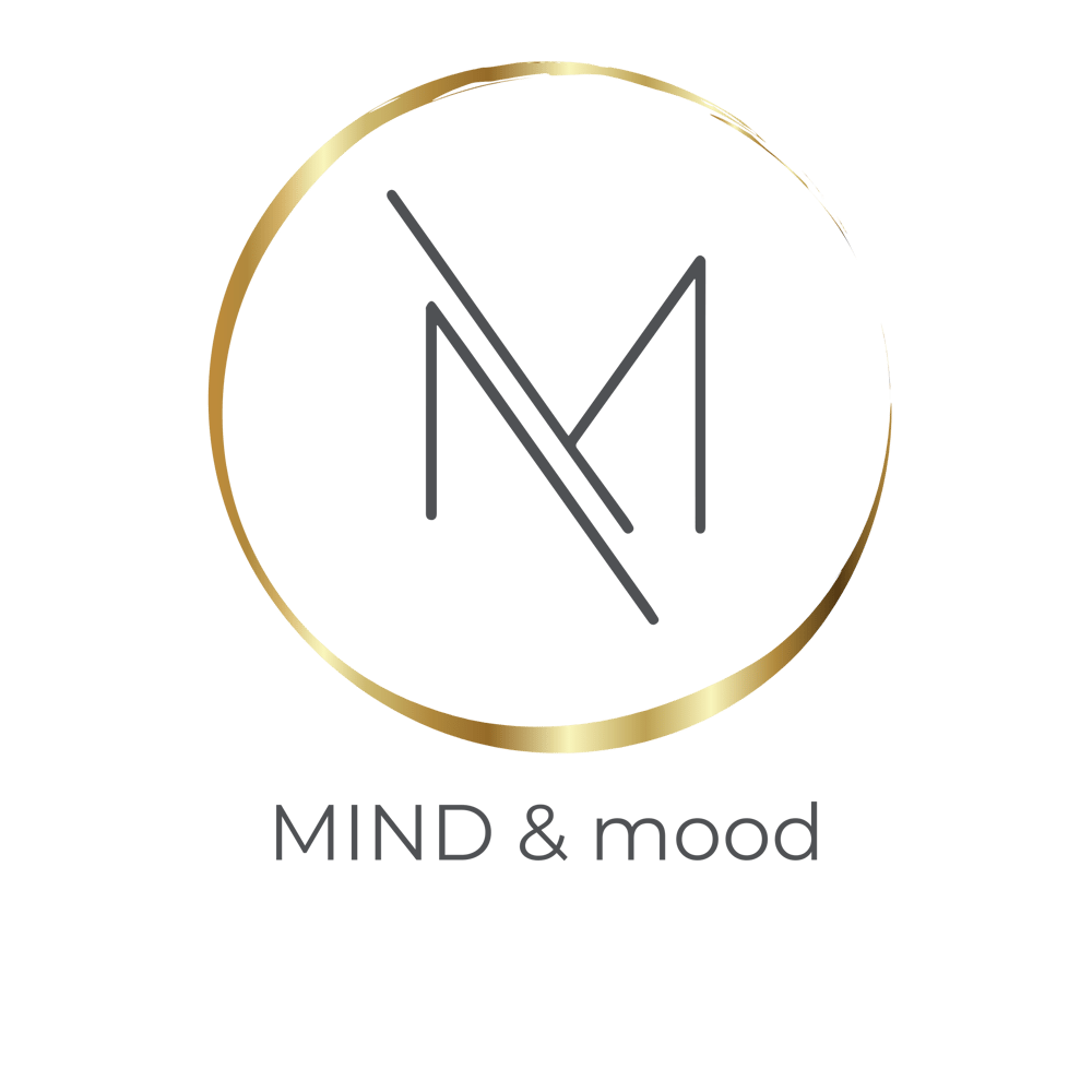 Goldener Kreis mit stilisiertem lila "M", darunter lila Text "MIND & mood".