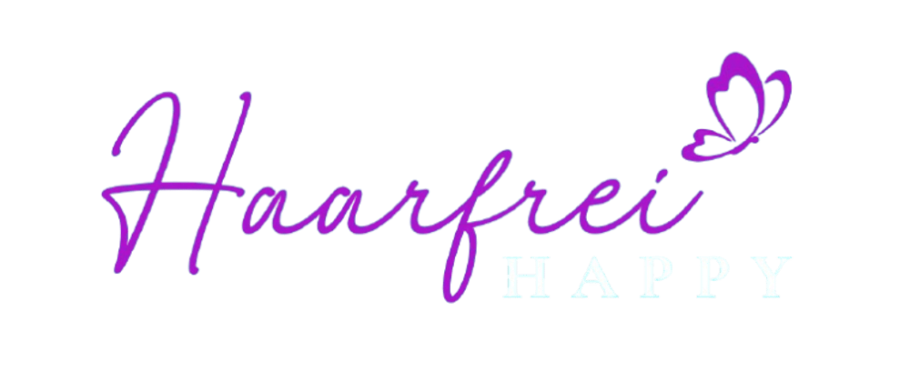 Lila Schriftzug "Haarfrei Happy" mit einem Schmetterling über dem "i".