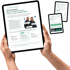 Hände halten ein Tablet mit einer ETF-Investment-Checkliste und zwei weiteren digitalen Dokumenten im Hintergrund.