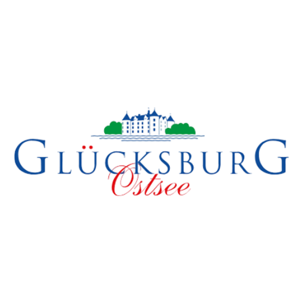 Schloss Glücksburg Logo mit blauem Schriftzug "Glücksburg" und rotem "Ostsee" darunter, überragt von einer stilisierten Burg.