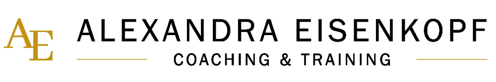 Goldene Buchstaben AE mit horizontalen Linien auf schwarzem Hintergrund.