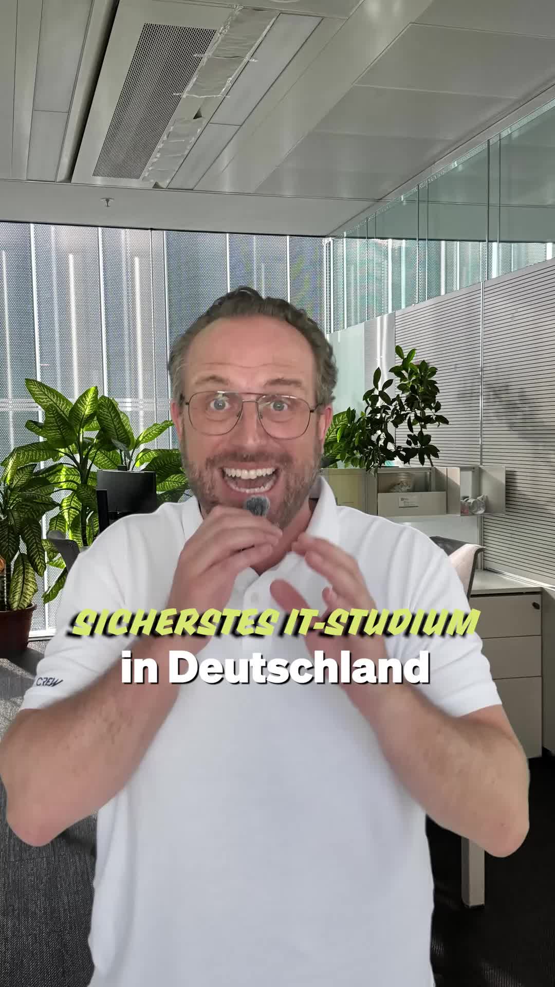 Mr. Karriere stellt die Zehn-Firmen-Garantie im Studiengang Angewandte Wirtschaftsinformatik vor, inszeniert als direkte Ansprache in einem Büro.