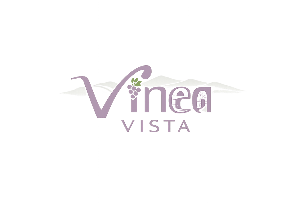 Vinea Vista Logo: Lila Schriftzug "Vinea" mit Trauben als Punkt über dem "i", darunter "Vista", weißer Weinberg im Hintergrund.