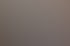 Drei Personen unterhalten sich in einem Büro, die Frau in Blau lacht und blickt nach rechts.