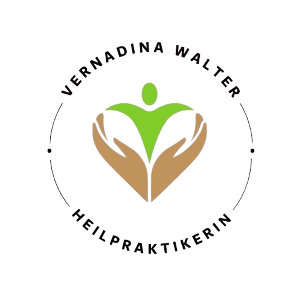 Logo mit zwei braunen Händen, die eine grüne menschliche Figur halten, und dem Text "VERNADINA WALTER HEILPRAKTIKERIN".