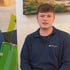 Ein Teilnehmer im Interview vor dem Banner des Lehrgangs Fachbauleiter/Obermonteur (IHK)