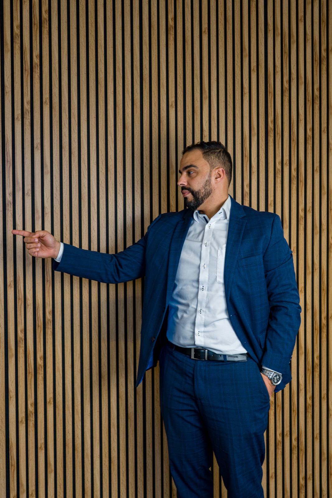 Karim Amachaibou im Anzug, Gründer Finanzmann