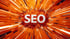 "SEO" in weiß auf einer orangen, explodierenden Rauchwolke.