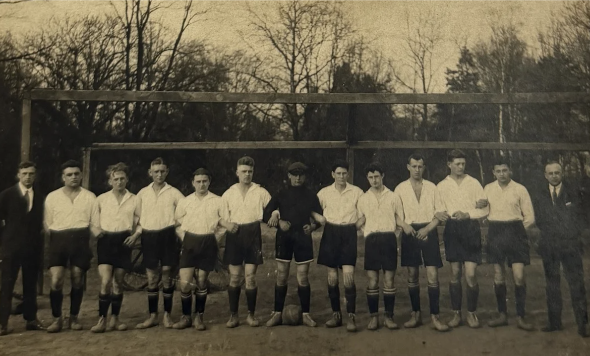Lederfußball auf einem Rasenplatz