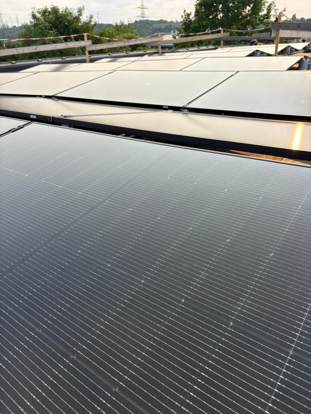 Mit Solarmodulen belegte Dachfläche des Gewerbeobjekts