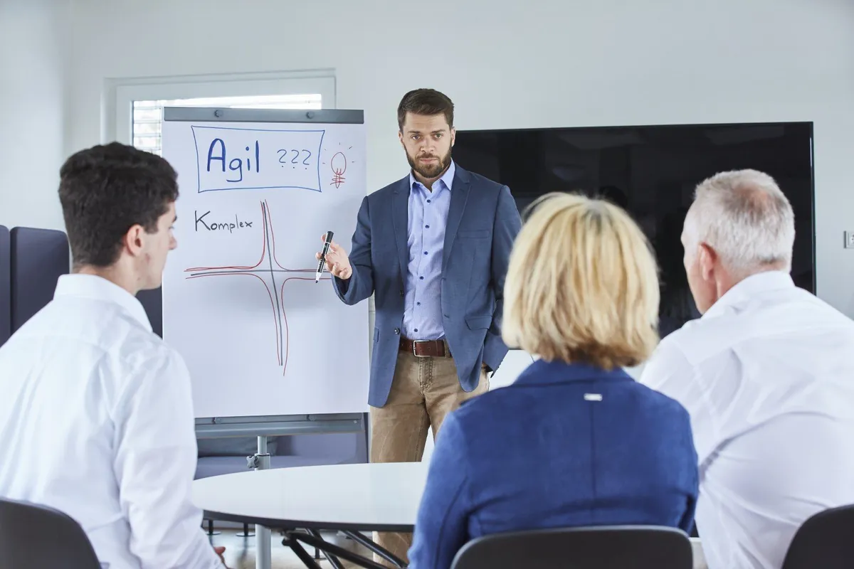 Nils Westrich erklärt am Flipchart, was agil in komplexen Umfeldern bedeutet