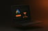 Laptop mit Google Ads-Symbol und einem orangefarbenen Trichter, der zu drei Pfeilen führt.