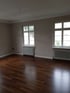 Wohnzimmer im Altbau nach dem Innenanstrich in Greige