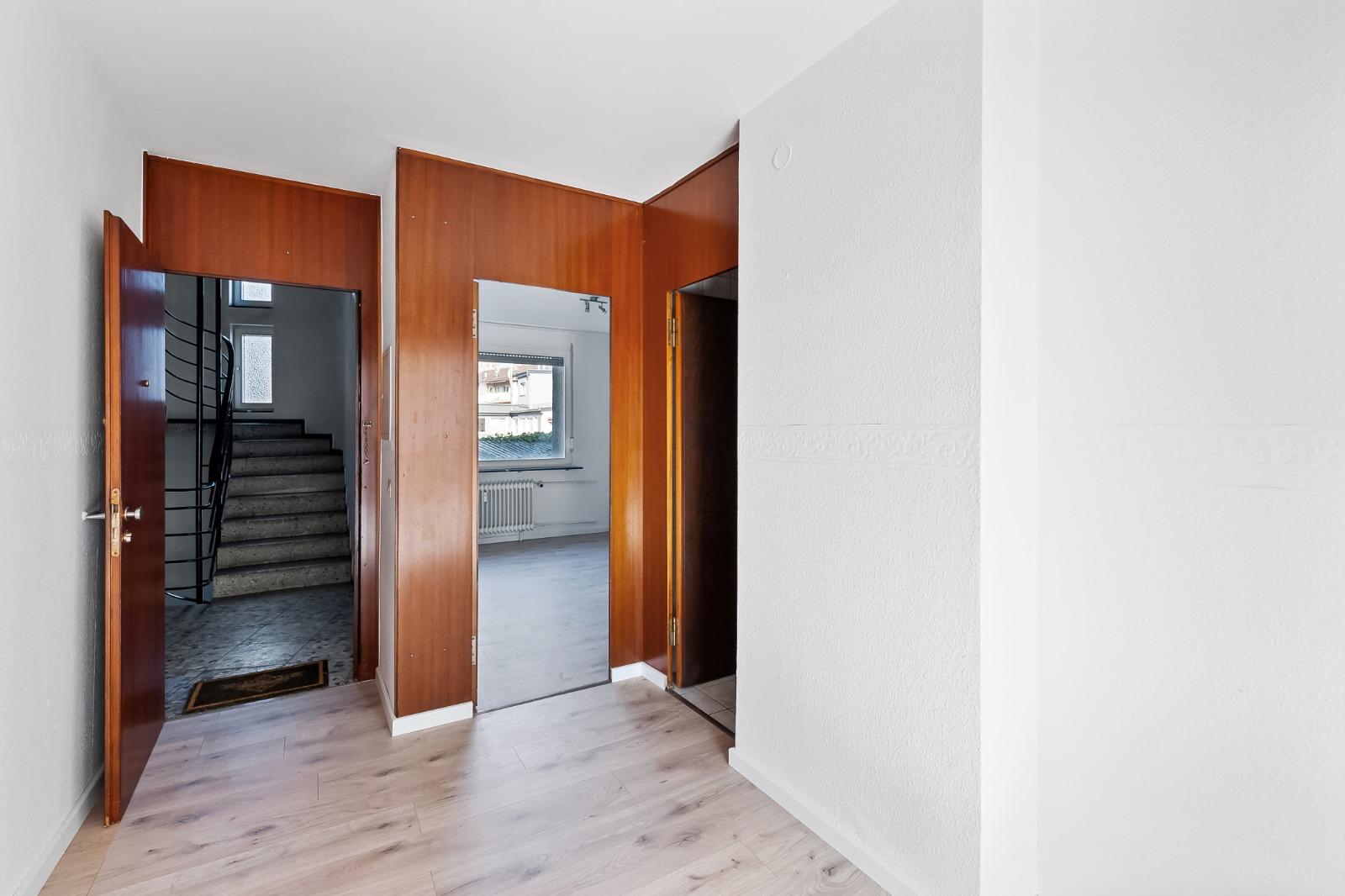 Wohnungsflur mit Zugang zum Treppenhaus, Projekt Pforzheim