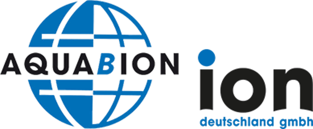 Logo der AQUABION ion deutschland gmbh mit blauem Globus-Symbol auf schwarzem Hintergrund.