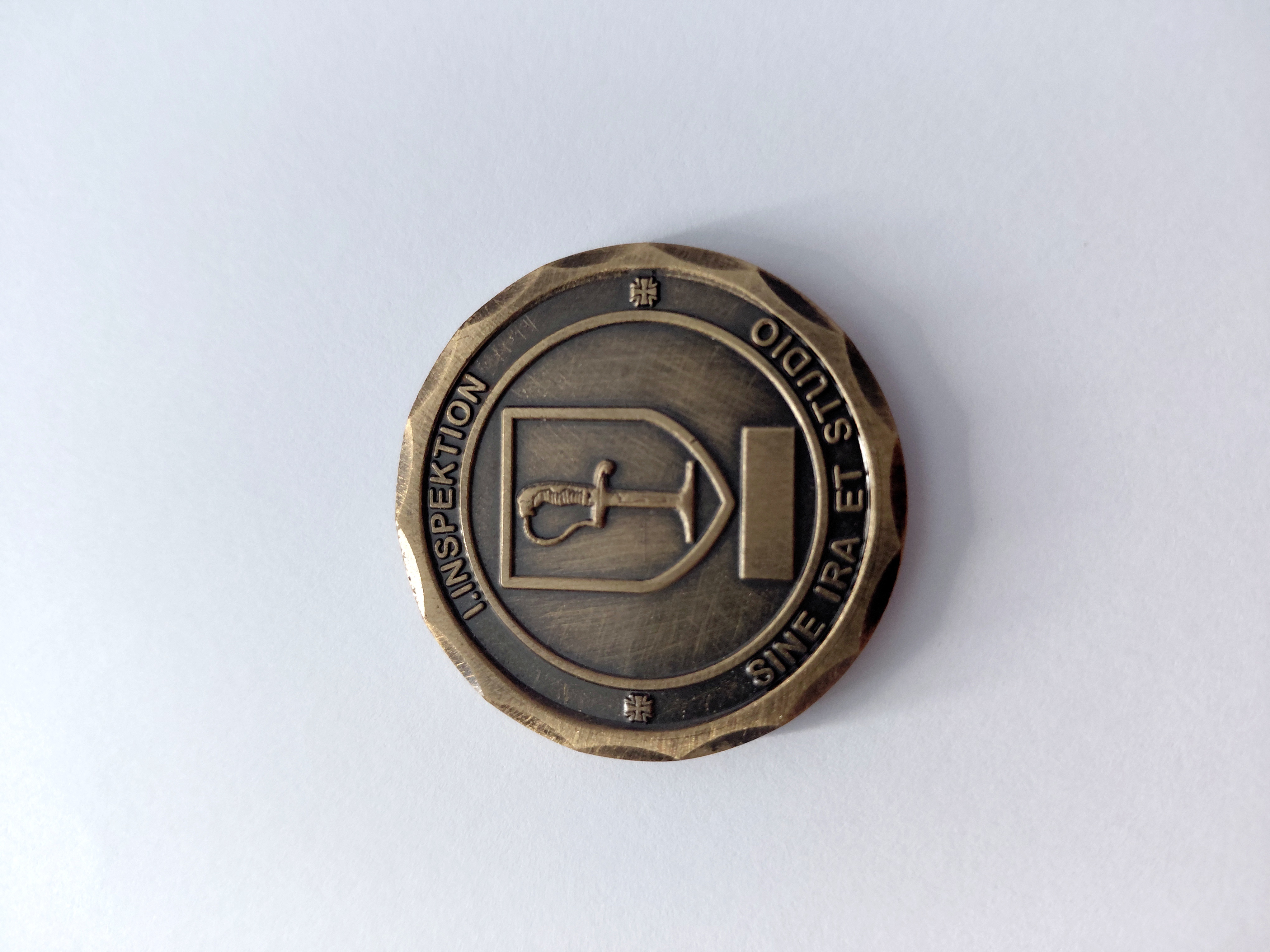Challenge Coin mit 3D-Relief, Antik-Finish und blauen Emaille-Akzenten