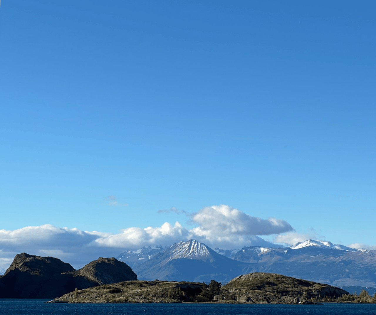 Paisaje patagónico con montañas nevadas e isla en el lago