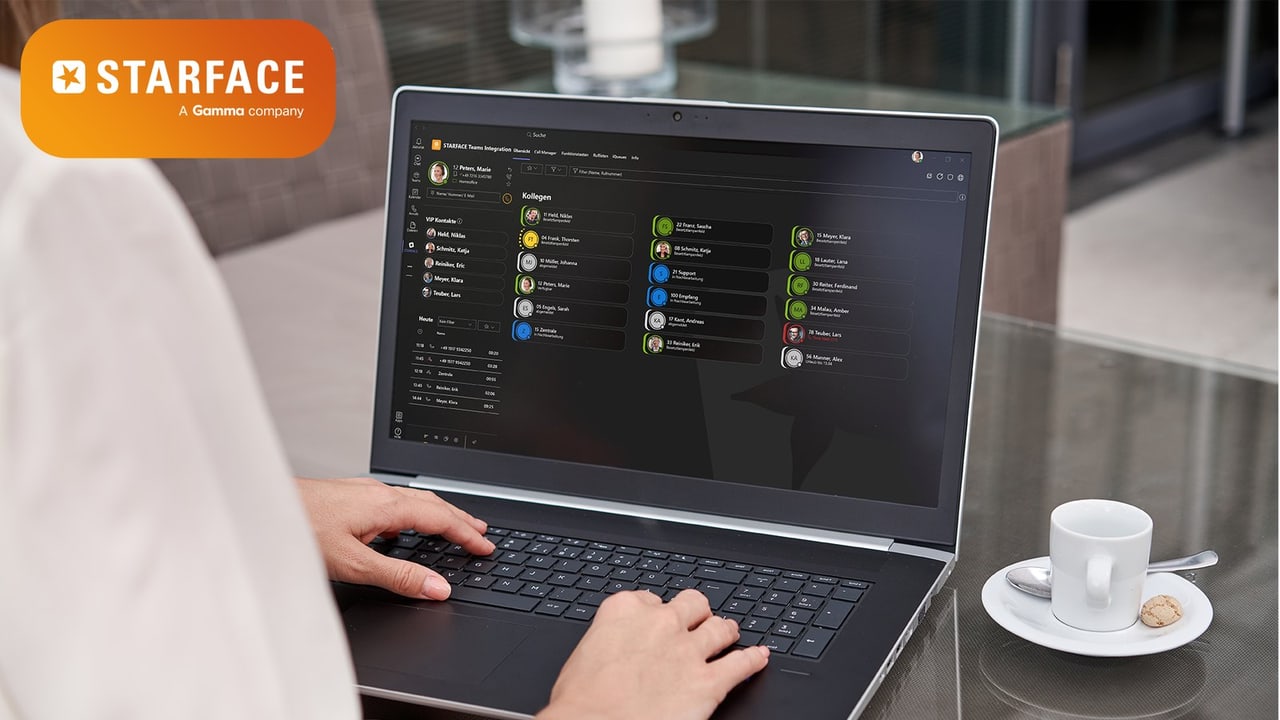 Laptop mit Microsoft Teams, darin die STARFACE-Telefonie mit Kontakten und Präsenz