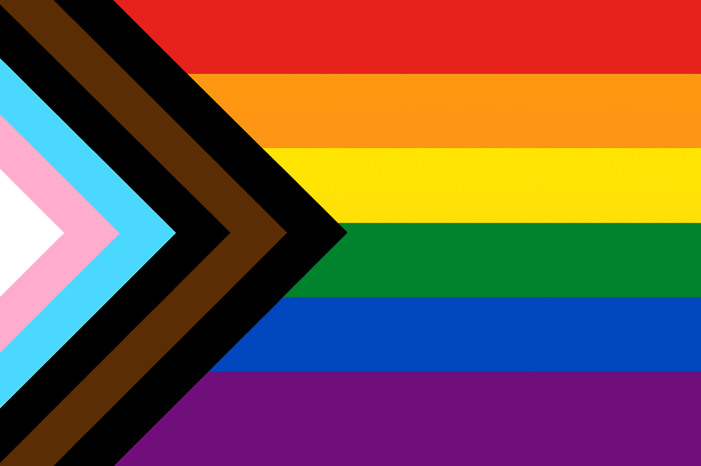 Progress Pride Flag mit sechs horizontalen Streifen und einem Chevron aus fünf Pfeilfarben.