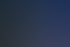 Laptop mit einem Customer-Support-Chatfenster auf dem Bildschirm und ein Headset auf einem Schreibtisch.