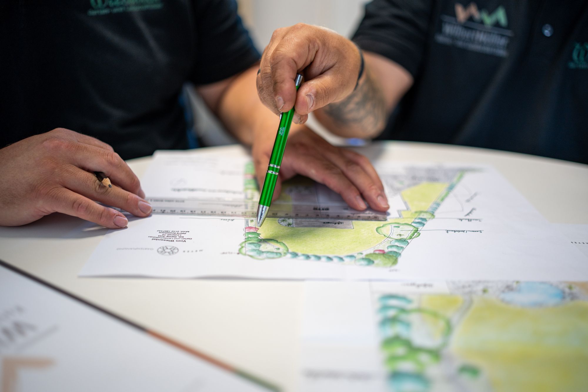Gartenplan wird mit Lineal und Stift ausgearbeitet