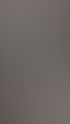 Moderne Dusche mit Waldmotiv auf der Rückwand, Duschkopf und Handbrause, vor einem Waschbecken.