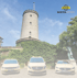 Drei gelbe Taxis stehen vor dem Burgturm Sparrenburg in Bielefeld unter blauem Himmel.