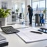 Taschenrechner und Unterlagen auf einem Schreibtisch