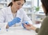Blutentnahme aus der Fingerkuppe für einen Allergie-Test in der Apotheke