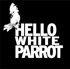 Weißer Kakadu und weißer Text "HELLO WHITE PARROT" auf schwarzem Hintergrund.