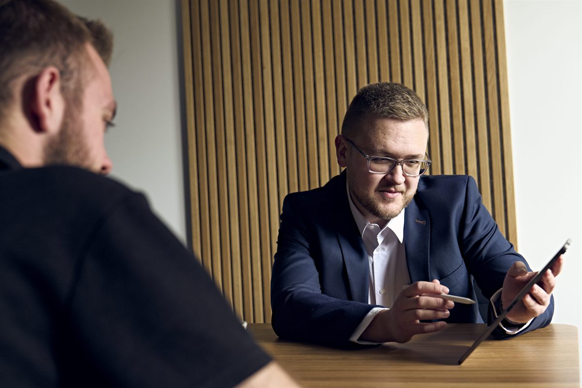 Steuerberater Michael Unnerstall prüft Vertragsunterlagen im Mandantengespräch