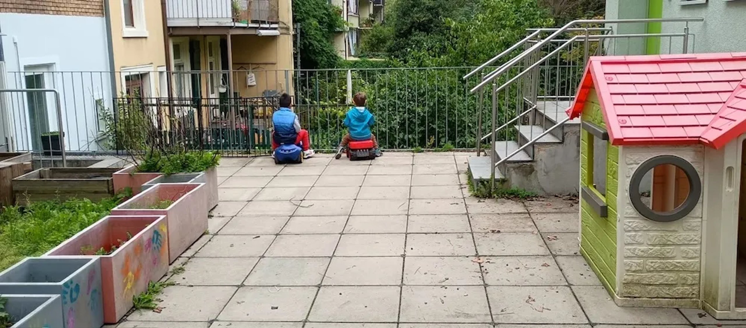 Sonniger Tag auf der Terrasse der Kita Wunderkiste