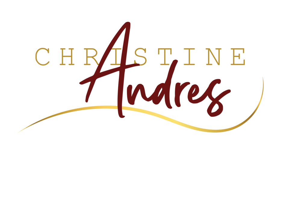 Goldener Schriftzug "CHRISTINE Andres" mit einer goldenen, geschwungenen Linie auf grünem Hintergrund.