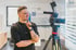 Dustin Kletta von KLETTA Films, Filmproduktion Bremen,  lacht und gestikuliert bei einer Videoproduktion.