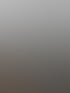 Klimaanlage mit offener Seitenabdeckung, grüner VEGA-Gasflasche und Werkzeugen auf einem Kiesdach.