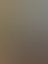 Eine Gruppe von Personen sitzt in einem modernen Raum und schaut auf einen Mann, der vor einem großen Bildschirm steht.