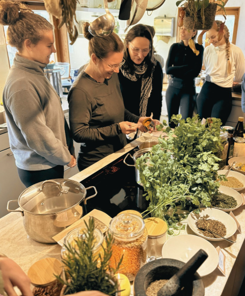 Zutaten und Gewürze der ayurvedischen Hausapotheke auf dem Tisch.