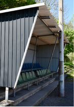 Nahaufnahme einer Reihe gebrauchter Stadion-Sitzschalen